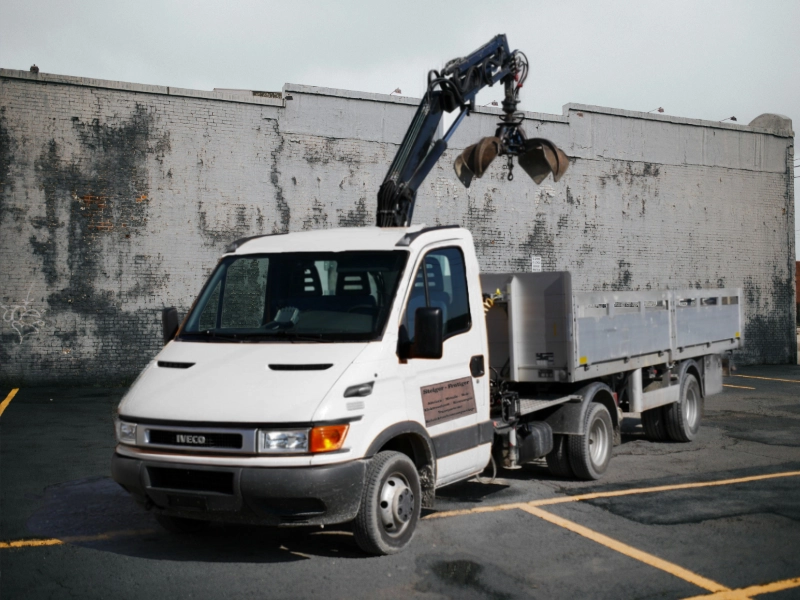 iveco auf parkplatz Transporter weiss mit Steiger-Frutiger Alteisen Beschriftung