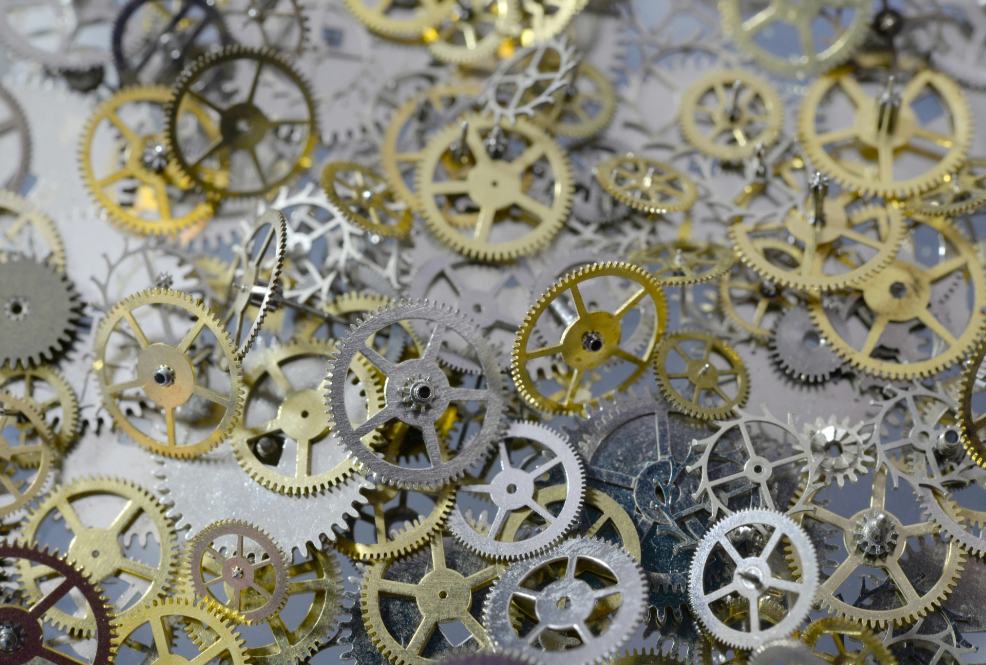 laura-ockel-RZSrqJjhkeg-unsplash Alteisen und Altmetall verschiedene Schrottteile