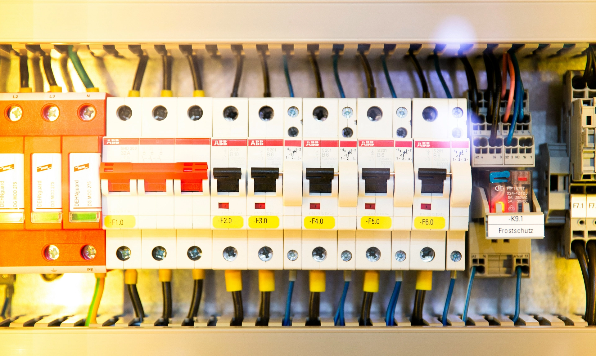 Kabel Entsorgung - Sicherungen in einem Elektrotableau
